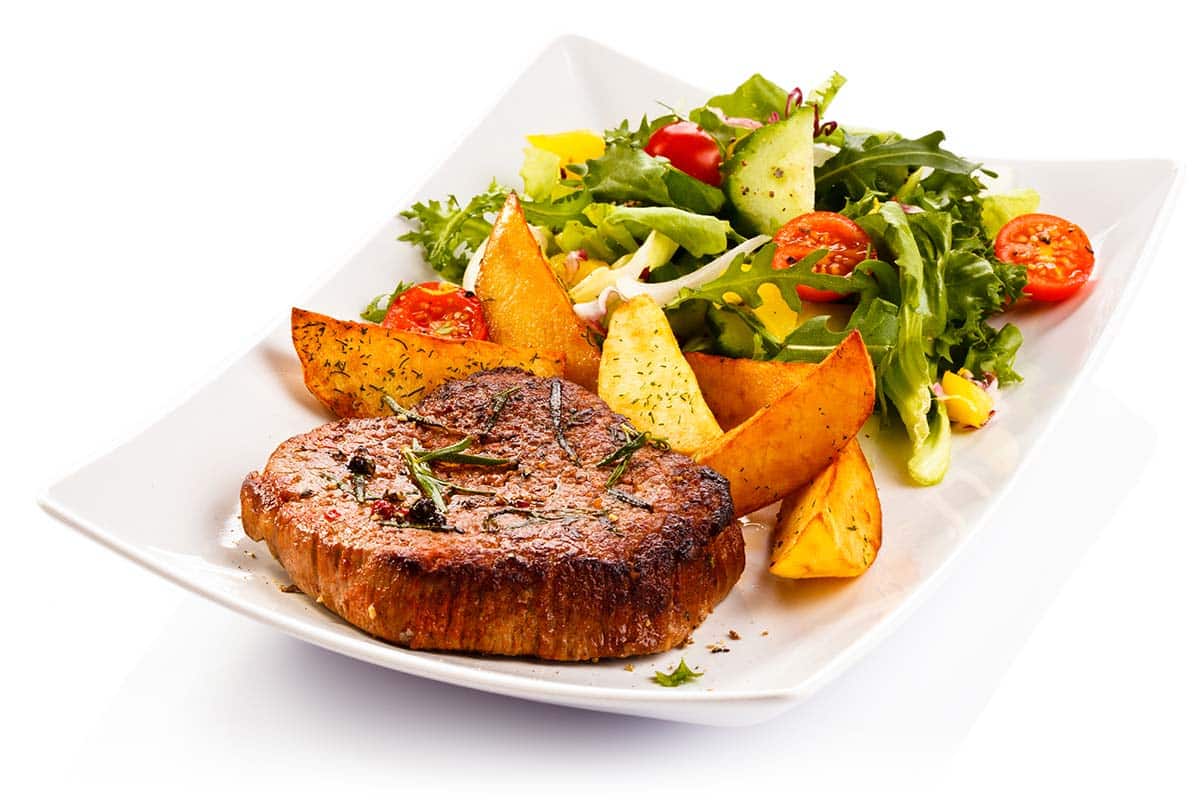 steak dinner with veggies