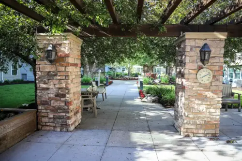 Heritage Pointe assisted living courtyard