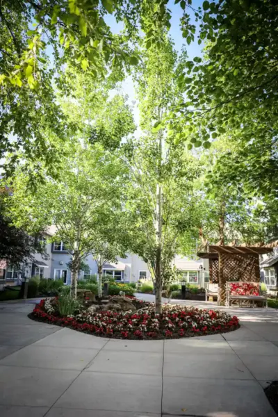 Heritage Pointe assisted living courtyard with mature trees and seating