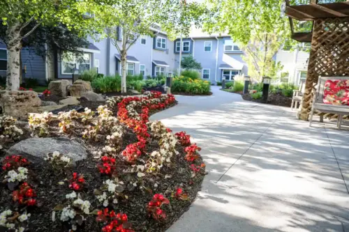 Heritage Pointe assisted living courtyard blooming flowerbeds in the spring