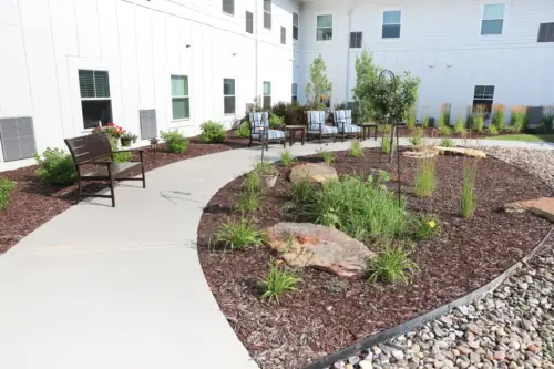 The Heritage at Fountain Point secure outdoor assisted living courtyard with chairs