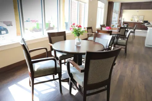 The Heritage at Fountain Point lobby bistro with table and chairs