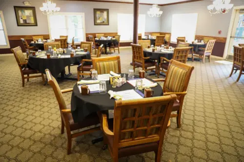 The Heritage at Meridian Gardens senior living dining room