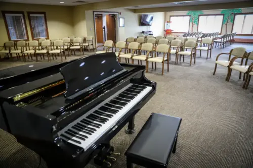 Heritage Ridge senior living piano and community room