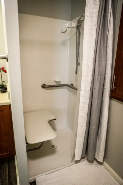 Orchard Pointe at Arrowhead apartment roll-in shower