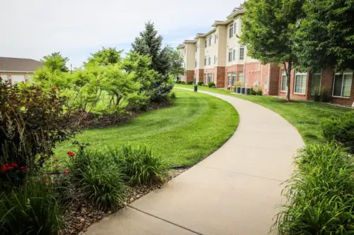 Ridgewood Senior Living outdoor walking path and courtyard